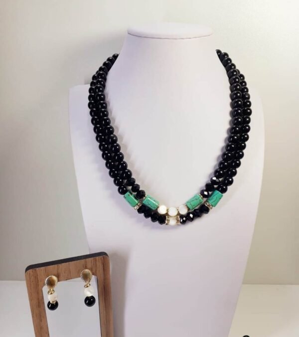 Conjunto de colar e brinco com cristais e madrepérola.